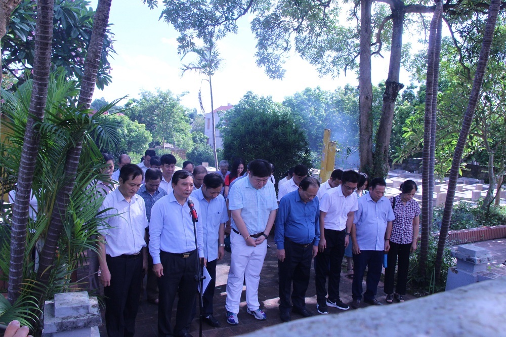 Viếng nghĩa trang liệt sĩ quân tình nguyện Trung Quốc và trao tiền hỗ trợ xây dựng nhà đại đoàn kết năm 2022
